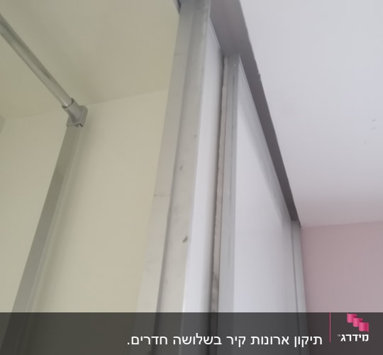 מסגרת מתכתית מותקנת על קיר לבן